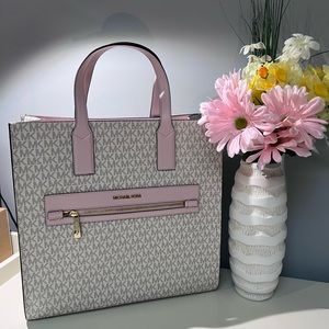 Michael Kors Pink and White Spring tote!  Strikingly beautiful. 🌸🌸